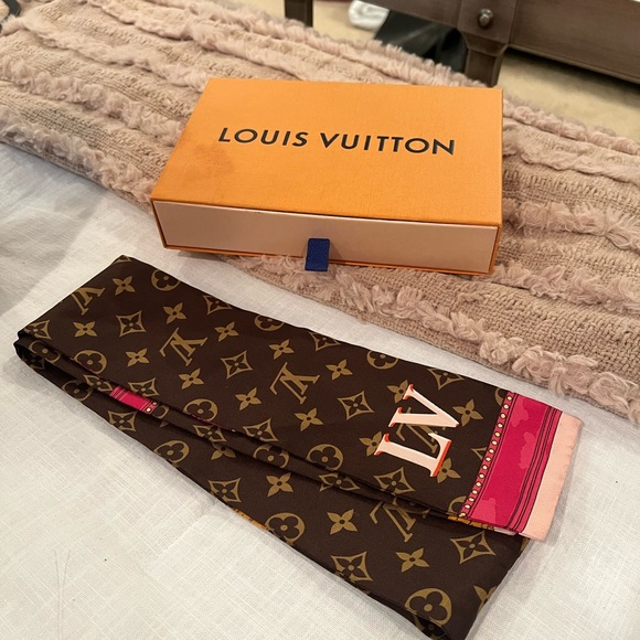 Louis Vuitton Women’s Scarf - Picture 7 of 9